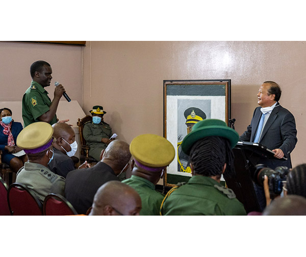 Prem Rawat visita la cárcel de Zimbabwe dentro del Programa de Educación para la Paz.